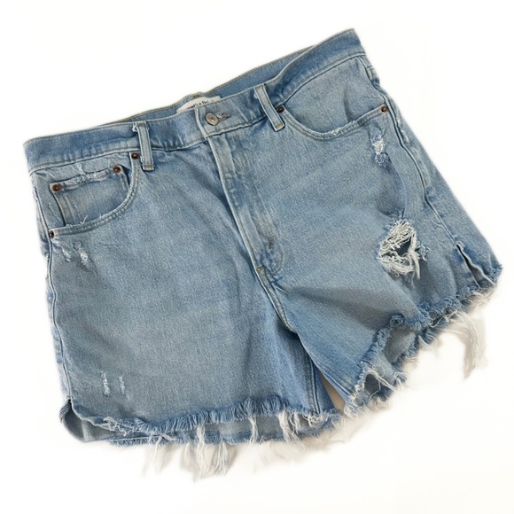 Abercrombie & Fitch The Mom Short 4” High Rise Distressed Light Wash Women 31 12 - Picture 1 of 3